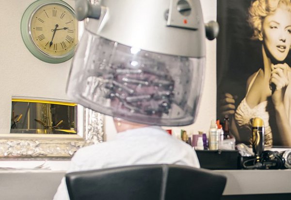 Bewohnerin bei der Coiffeuse